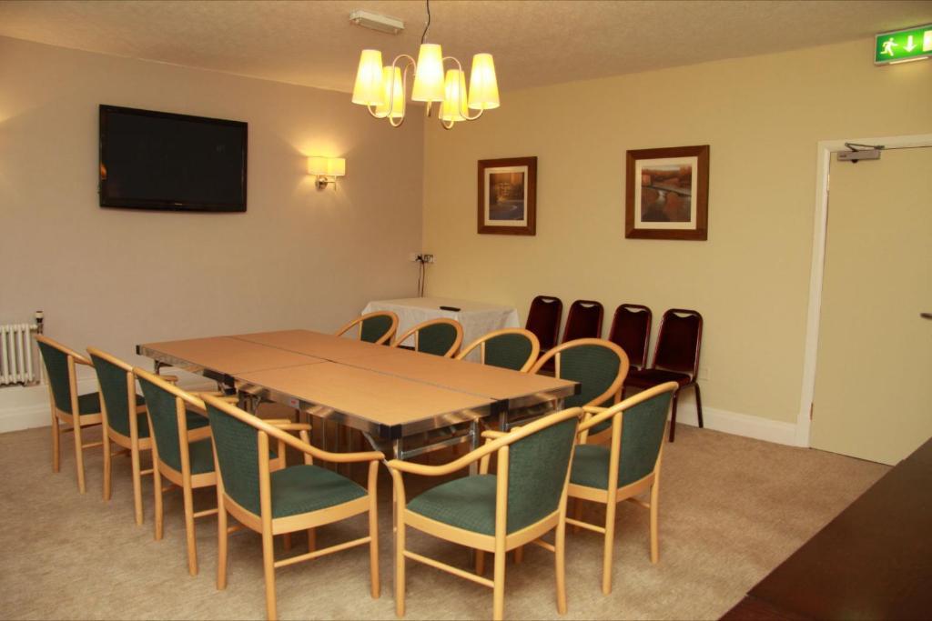 Hotel The Twelve Knights Port Talbot Esterno foto