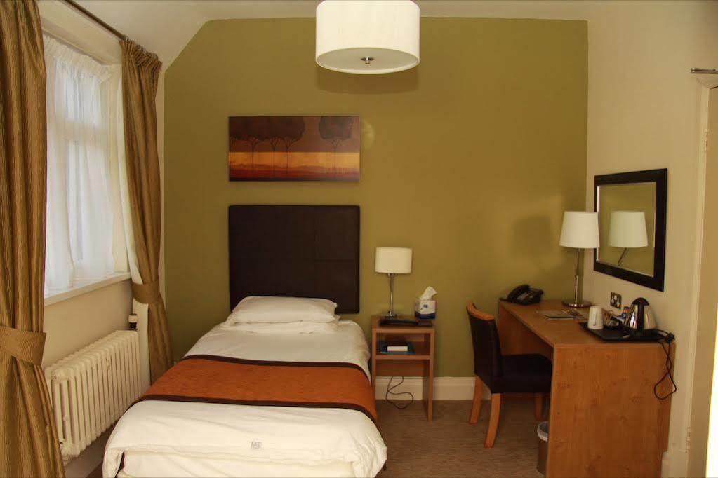 Hotel The Twelve Knights Port Talbot Esterno foto