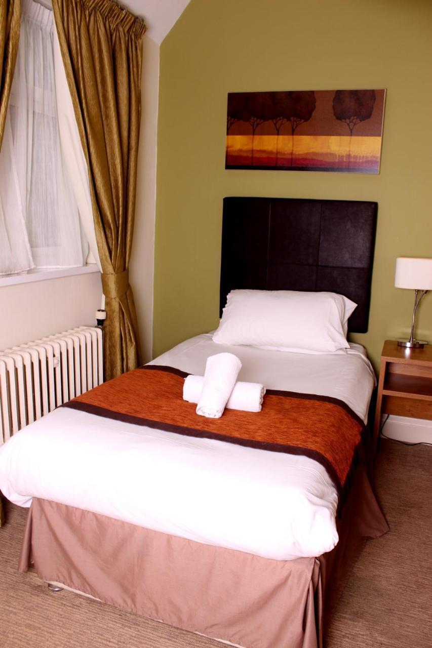 Hotel The Twelve Knights Port Talbot Esterno foto