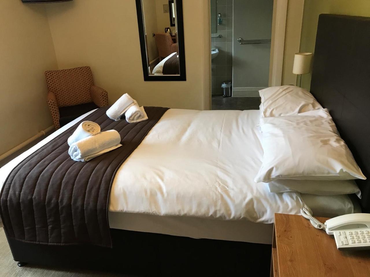 Hotel The Twelve Knights Port Talbot Esterno foto